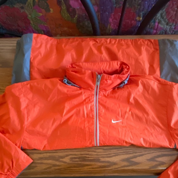 Nike wind breaker - Picture 2 of 7